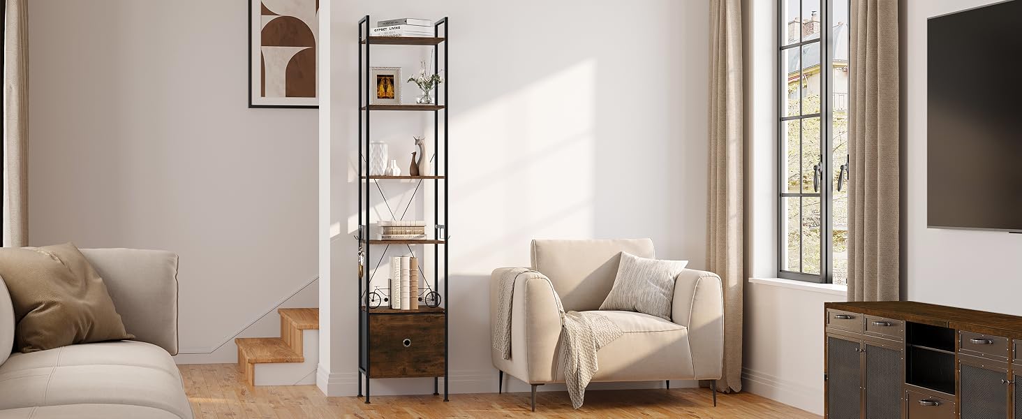 Interno moderno del soggiorno con poltrona beige, alta libreria in metallo e pavimento in legno in uno spazio luminoso