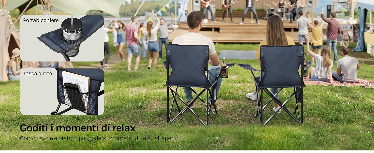 Escena al aire libre que muestra varias sillas de camping plegables de color azul dispuestas sobre césped, lo que demuestra el uso recreativo al aire libre.