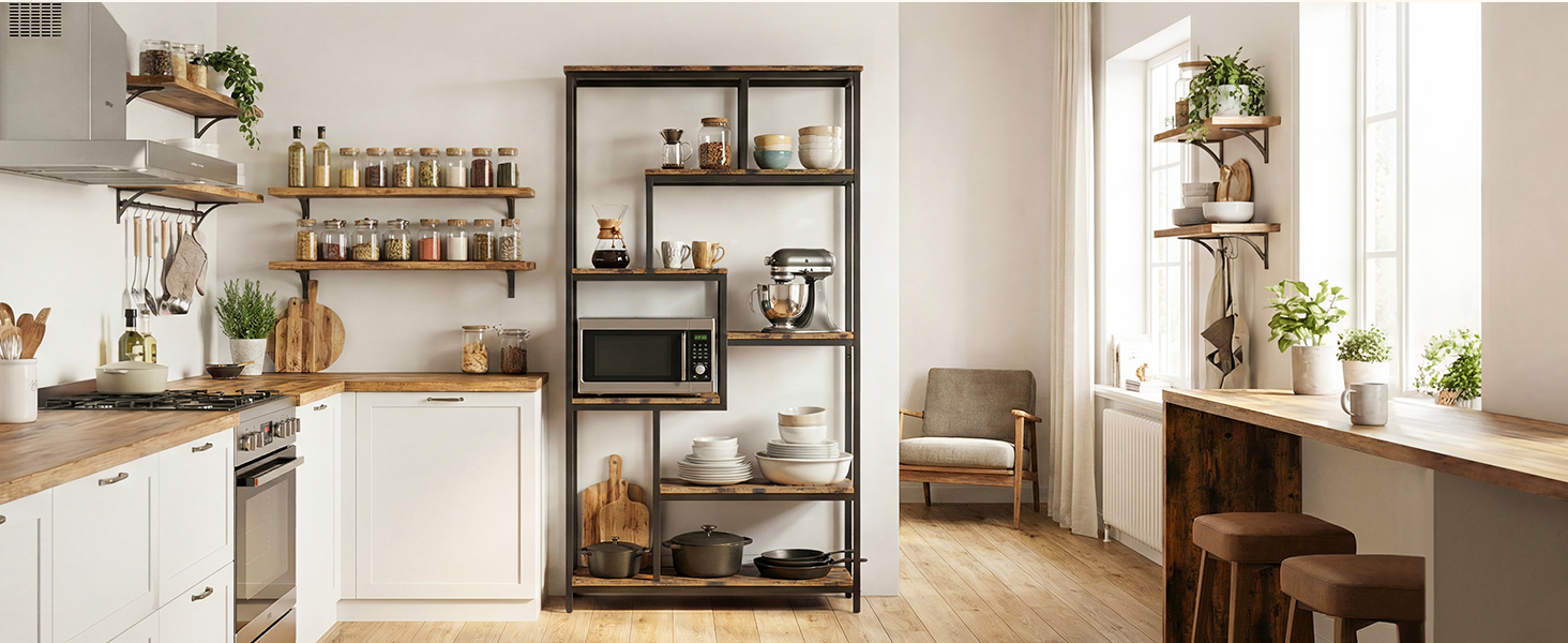 Série d'images de cuisines intérieures présentant un design minimaliste avec des comptoirs en bois, des étagères ouvertes et des appareils modernes dans une palette de couleurs neutres.
