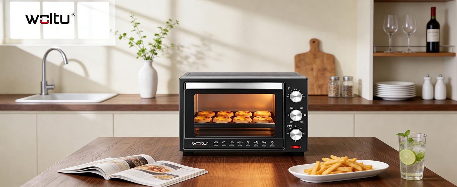 Serie di scene di cucina che mostrano un tostapane nero da banco in varie ambientazioni, che ne dimostra l'uso per cuocere e cucinare diversi piatti.