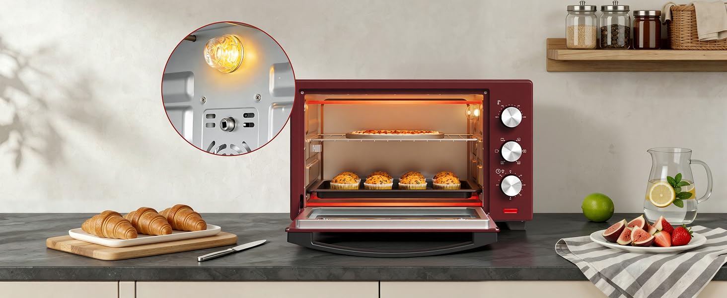 Four grille-pain de comptoir rouge avec plusieurs cadrans de commande illustrant la cuisson des pâtisseries. L'image latérale montre des produits de boulangerie dorés sur une assiette de service.
