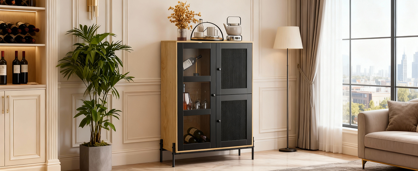 Scènes d'intérieur de salon modernes mettant en valeur de grandes plantes d'intérieur et des arrangements de mobilier contemporains dans des conditions d'éclairage naturel.