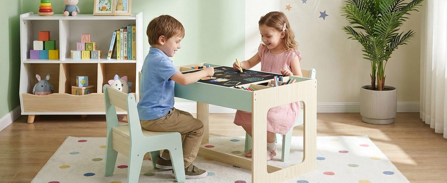 Salle de jeux pour enfants avec mobilier en bois naturel : étagère blanche avec boîtes de rangement colorées, ensemble table et tabourets roses. Enfant jouant avec un jeu de société ; plantes en pot et décorations murales visibles.