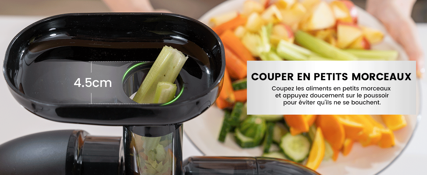 un robot culinaire avec un couteau et des carottes dans une assiette.