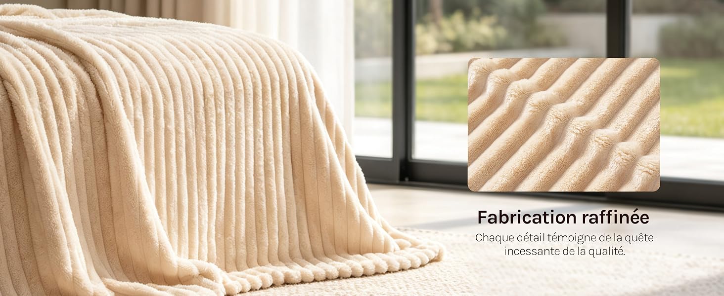 Le texte indique « Fabrication raffinée ». Plaid côtelé beige drapé sur un meuble, visible en pleine vue et avec un détail rapproché du motif tissé texturé.