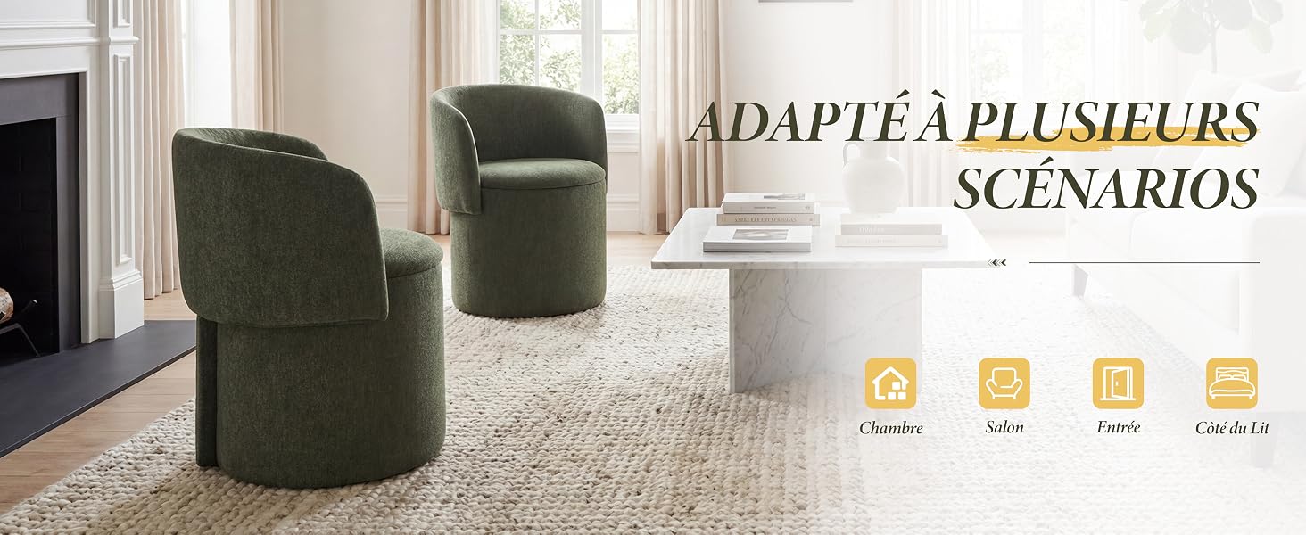 Le texte se lit comme suit : « ADAPTÉ À PLUSIEURS SCÉNARIOS ». Cadre de salon moderne avec fauteuils d'appoint en velours vert et table d'appoint ronde blanche.