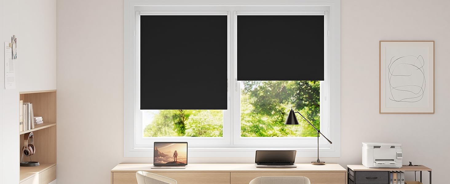 Serie de tomas de interiores que muestran persianas en varias posiciones, que demuestran el control de la luz en habitaciones modernas y minimalistas con paredes blancas.