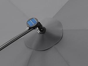 Disco metallico circolare con display digitale blu montato su un elegante supporto su sfondo grigio, mostrato da più angolazioni che dimostrano il movimento rotatorio.