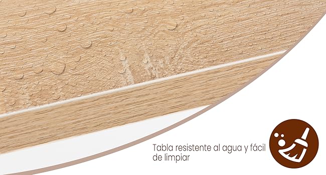 Primer plano de una superficie de madera clara con gotas de agua que muestran propiedades de resistencia al agua, acompañado