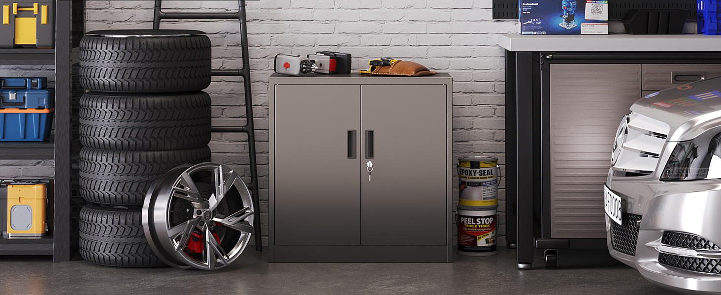 Scène de rangement de garage avec pneus et jantes empilés, armoire de rangement en métal et vue partielle du véhicule, sur fond de mur de briques.