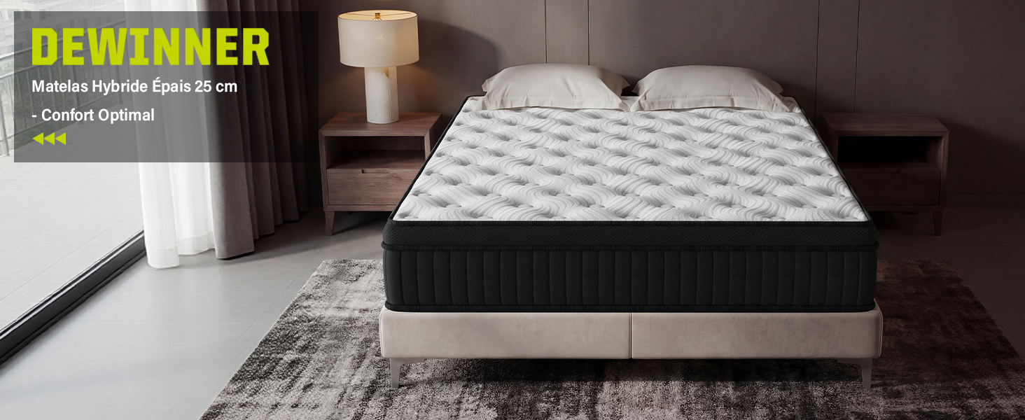 Le texte indique « DEWINNER ». Matelas moderne présenté sur le cadre de lit dans un décor de chambre minimaliste avec une literie blanche et une moquette grise, présentant un motif de surface supérieure matelassée.