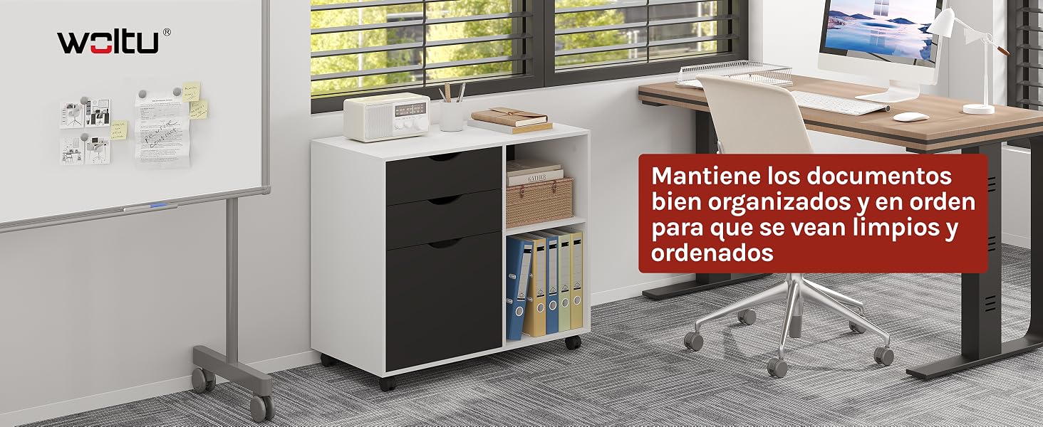 Moderna unidad de almacenamiento de oficina con varios compartimentos y estanterías, colocada contra una pared blanca en un entorno de oficina con espacio para escritorio