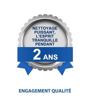Insigne circulaire argenté avec bord festonné, ruban bleu indiquant « 2 ANS ». Texte en français : « NETTOYAGE PUISSANT, L'ESPRIT TRANQUILLE PENDANT ». Texte du bas : « QUALITÉ D'ENGAGEMENT »