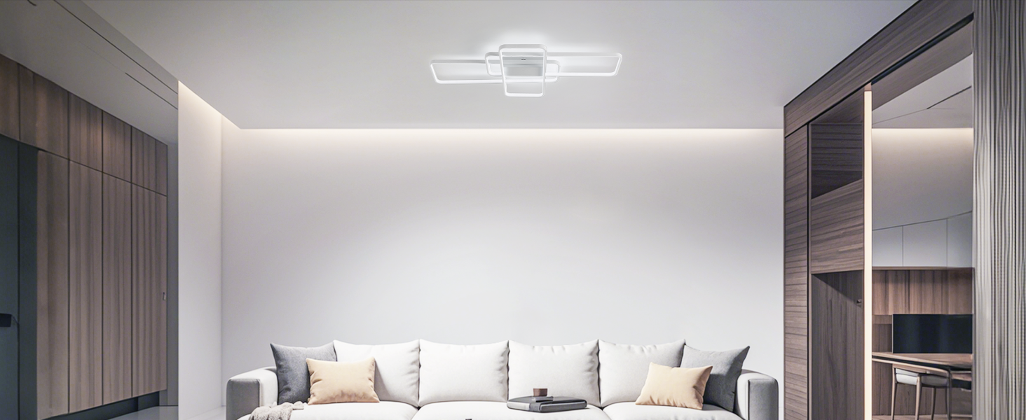Moderne rechteckige LED-Deckenleuchte mit miteinander verbundenen geometrischen Formen. Weißes Licht beleuchtet ein minimalistisches Wohnzimmer mit einem weißen Sofa und neutralem Dekor