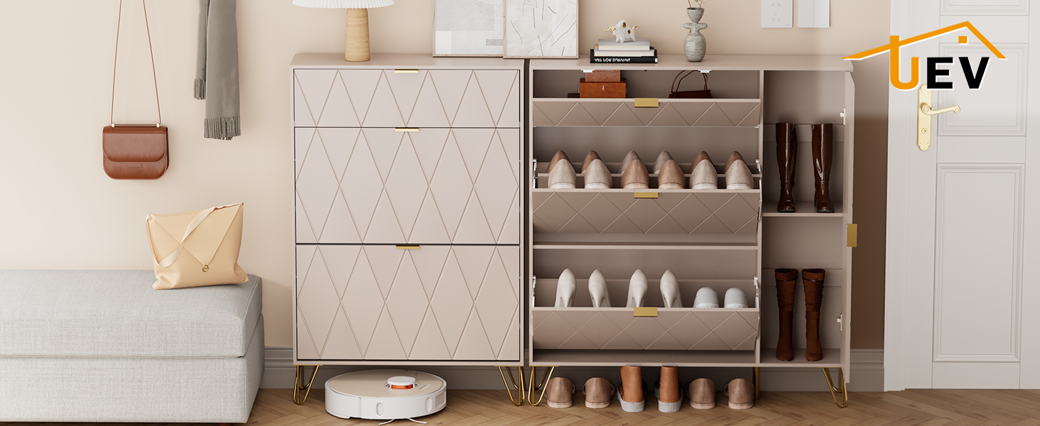 Il testo dice «UEV». Soluzione di archiviazione interna con armadi modulari bianchi e scaffali appoggiati a una parete con carta da parati a motivi geometrici.