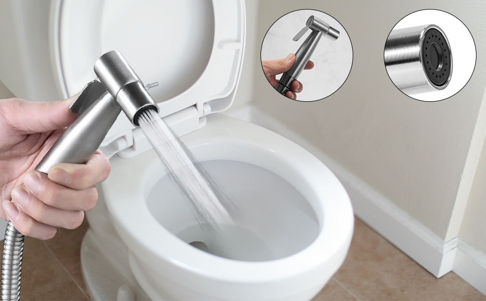 La forme de la douchette est ergonomique, confortable à tenir