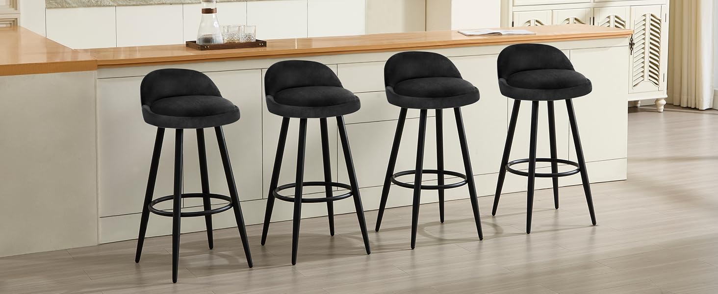 un set di quattro sgabelli da bar in una cucina