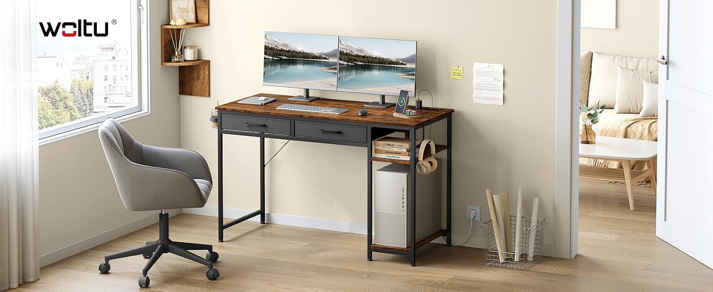 Il testo dice «Immagine 4". Interno dell'ufficio o dello spazio di lavoro che mostra la configurazione della scrivania con monitor per computer, sedia e illuminazione naturale proveniente dalle finestre.