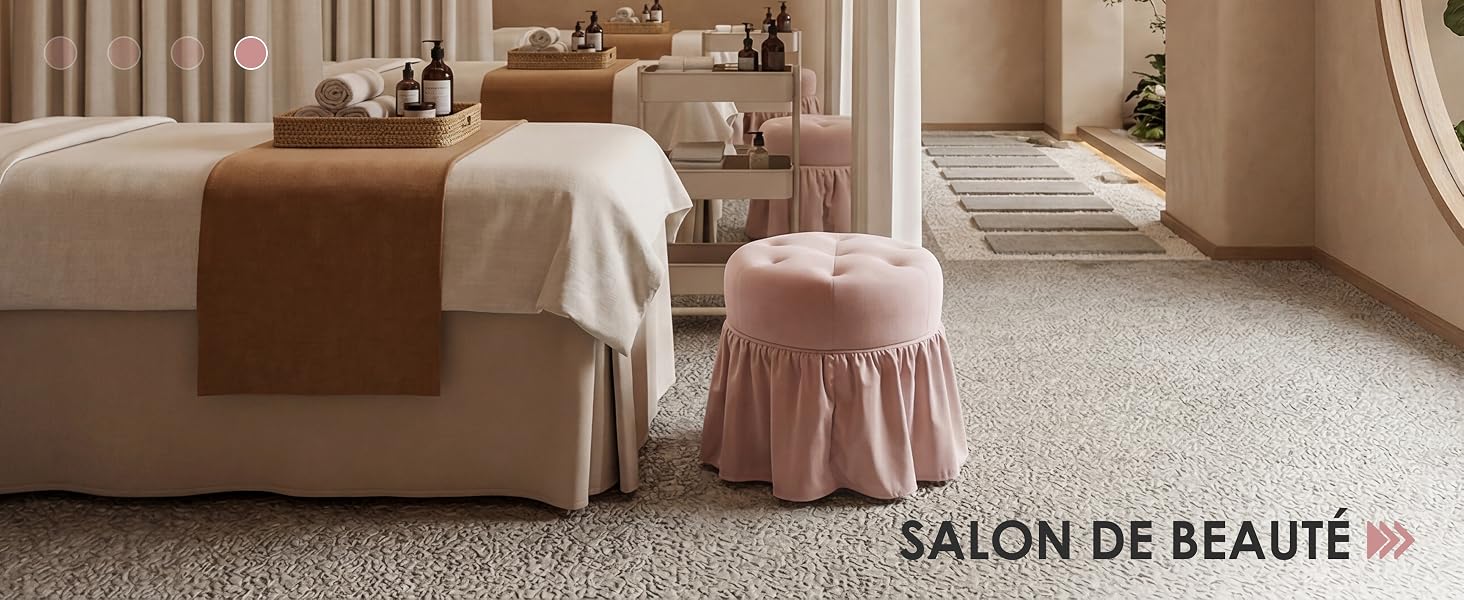 Le texte indique « SALON DE BEAUTÉ ». Scène intérieure de la maison comprenant un canapé rembourré marron avec une couverture blanche et un pouf rose dans un salon beige.