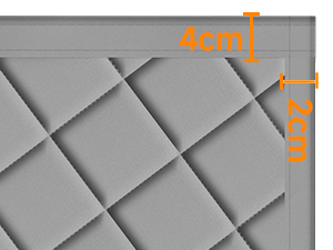 Motivo geometrico astratto che mostra linee diagonali in rilievo che formano un motivo a griglia ripetuto a forma di diamante o quadrato su una superficie grigio chiaro con ombre sottili.
