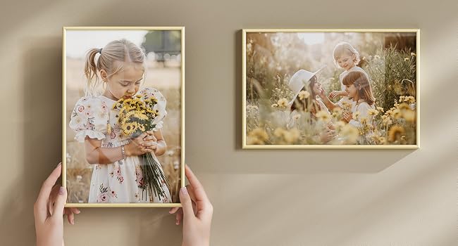 Serie di fotografie decorative con cornice dorata disposte su una parete beige, che mostrano fasi di disposizione progressive.