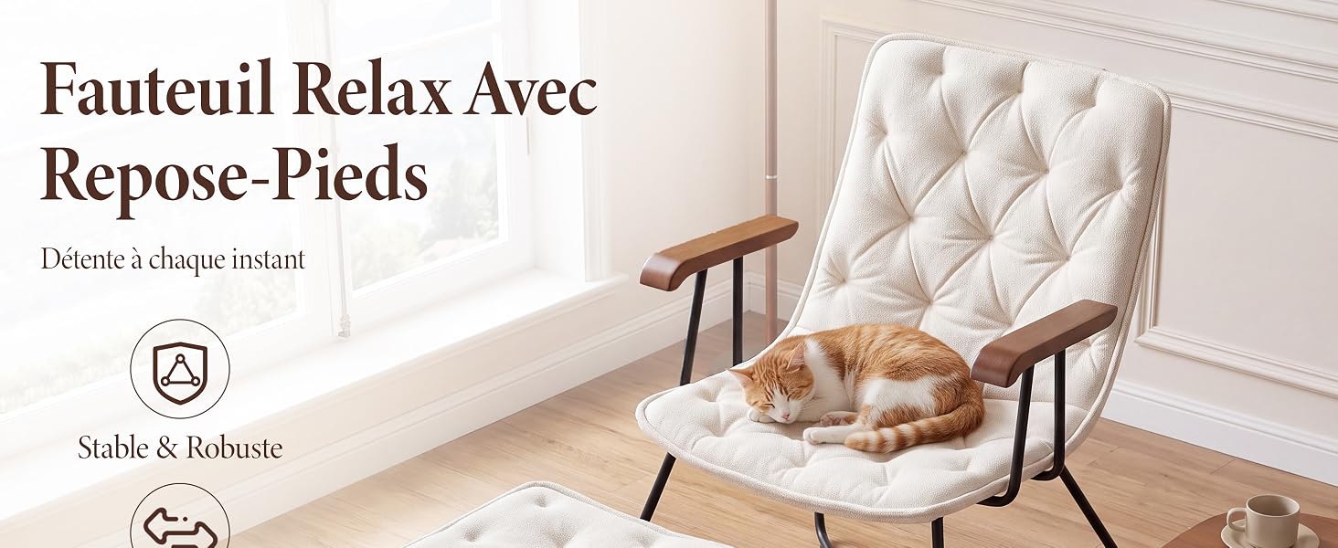 Le texte indique « Fauteuil Relax avec Repose-Pieds » et « Délente à charge instantanée » avec des logos de certification. Fauteuil rembourré beige clair avec structure en bois et repose-pieds assorti, chien posé sur le siège.