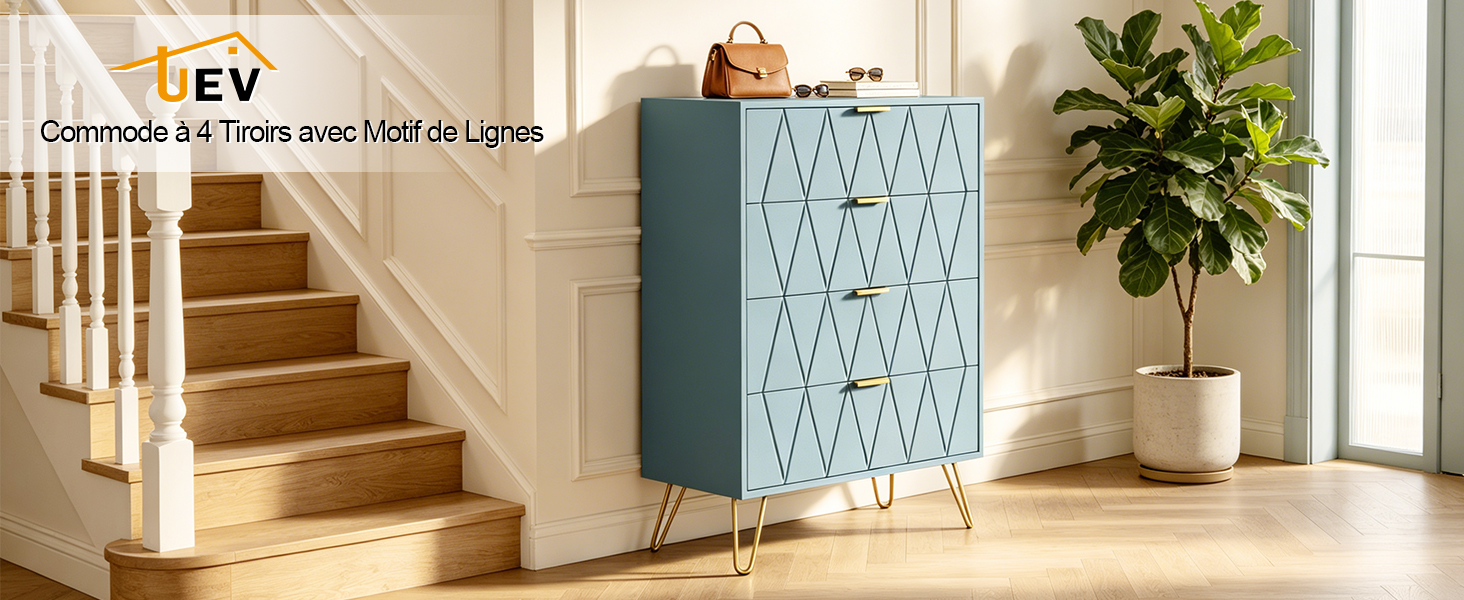 Le texte se lit comme suit : « iFly, Commande de Porte avec Lumière Intégrée ». Scène intérieure de la maison avec armoire à motifs turquoise/bleu sarcelle, escalier blanc, plante en pot et éclairage naturel provenant des fenêtres.