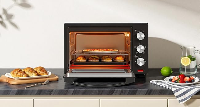 Horno tostador de encimera con tres diales de control, que se muestra en la configuración de la cocina con los ingredientes alimenticios y la tabla de cortar cerca.
[SENTENCE 7] Pasteles horneados visibles en el plato para servir.