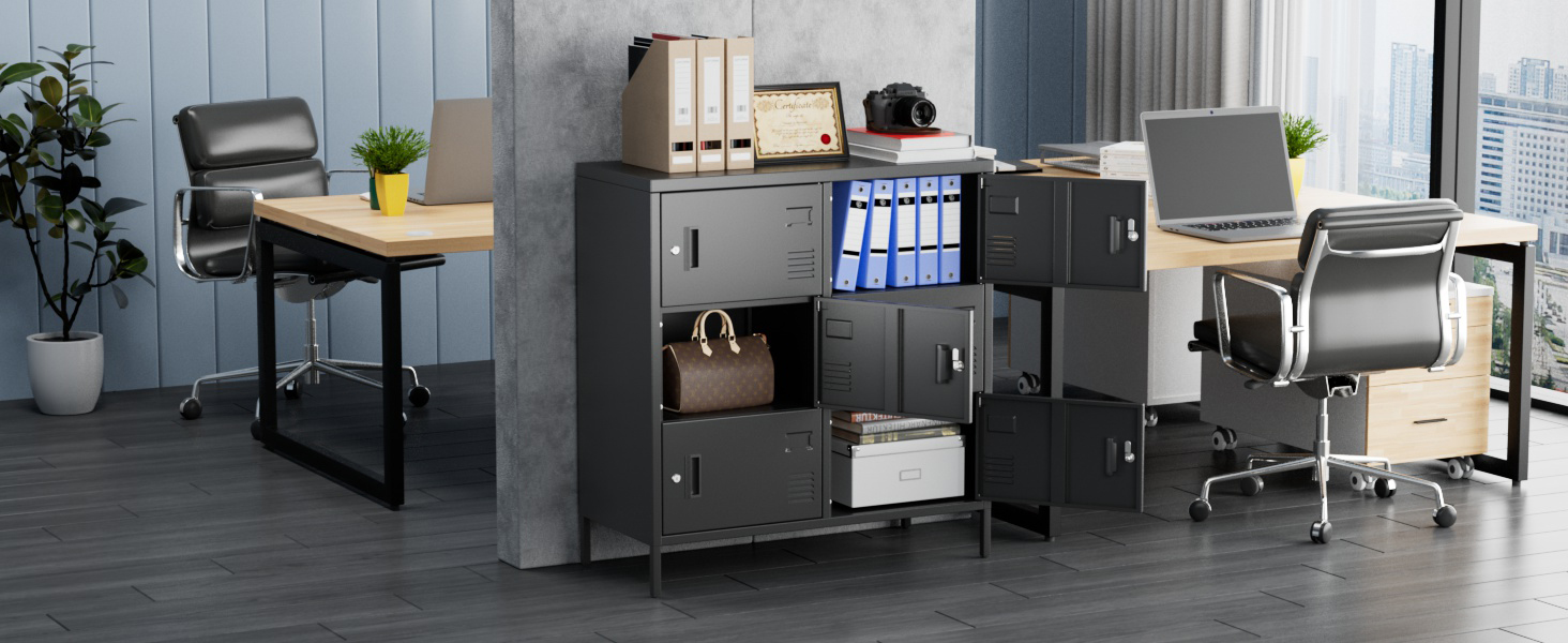 Moderne Büroeinrichtung mit dunklen Möbeln, mehreren Arbeitsplätzen mit Schreibtischen und ergonomischen Bürostühlen in offenem Grundriss.