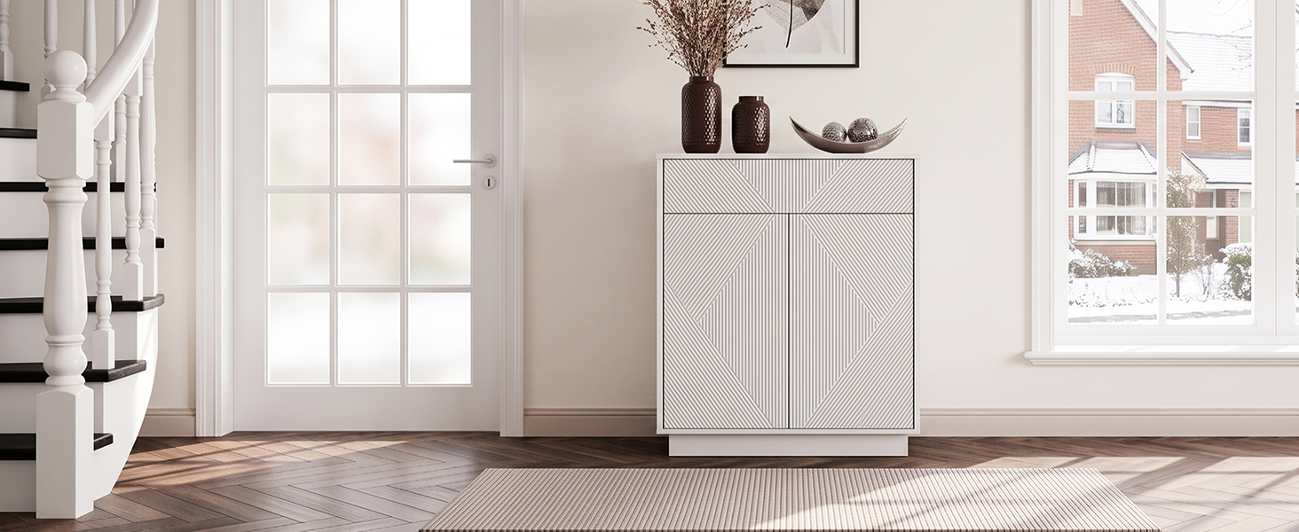 Armadio alto verticale bianco con pannello frontale a coste in stile radiatore in interni luminosi e moderni con finestra, pavimento in legno chiaro e arredamento minimalista.