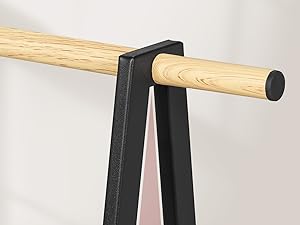 Diverse immagini collegate che mostrano travi o pali in legno disposti orizzontalmente, che sembrano essere materiali da costruzione o da costruzione.