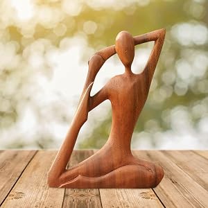 Estatua de meditación en postura de yoga