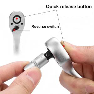 un paio di cuffie wireless con un cacciavite