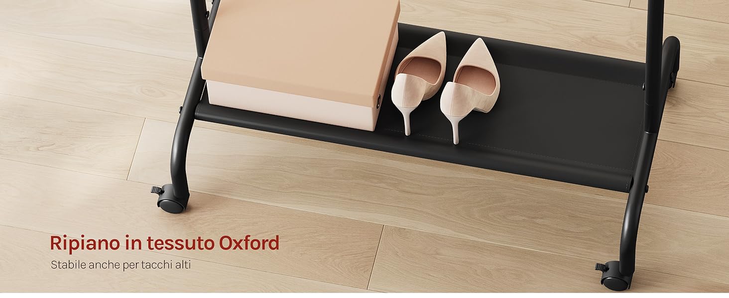 Il testo recita «Ripieno in tessuto Oxford» con il numero di riferimento visibile. Scarpiera in metallo nero con ripiano superiore in tessuto color crema con due scarpe bianche su sfondo chiaro.