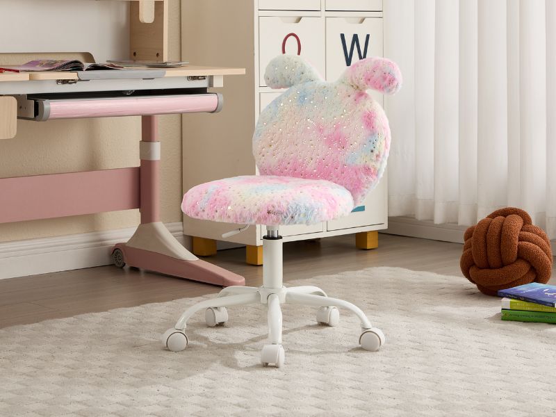 Serie de imágenes que muestran una silla de oficina rosa en una habitación con muebles blancos y piso estampado.