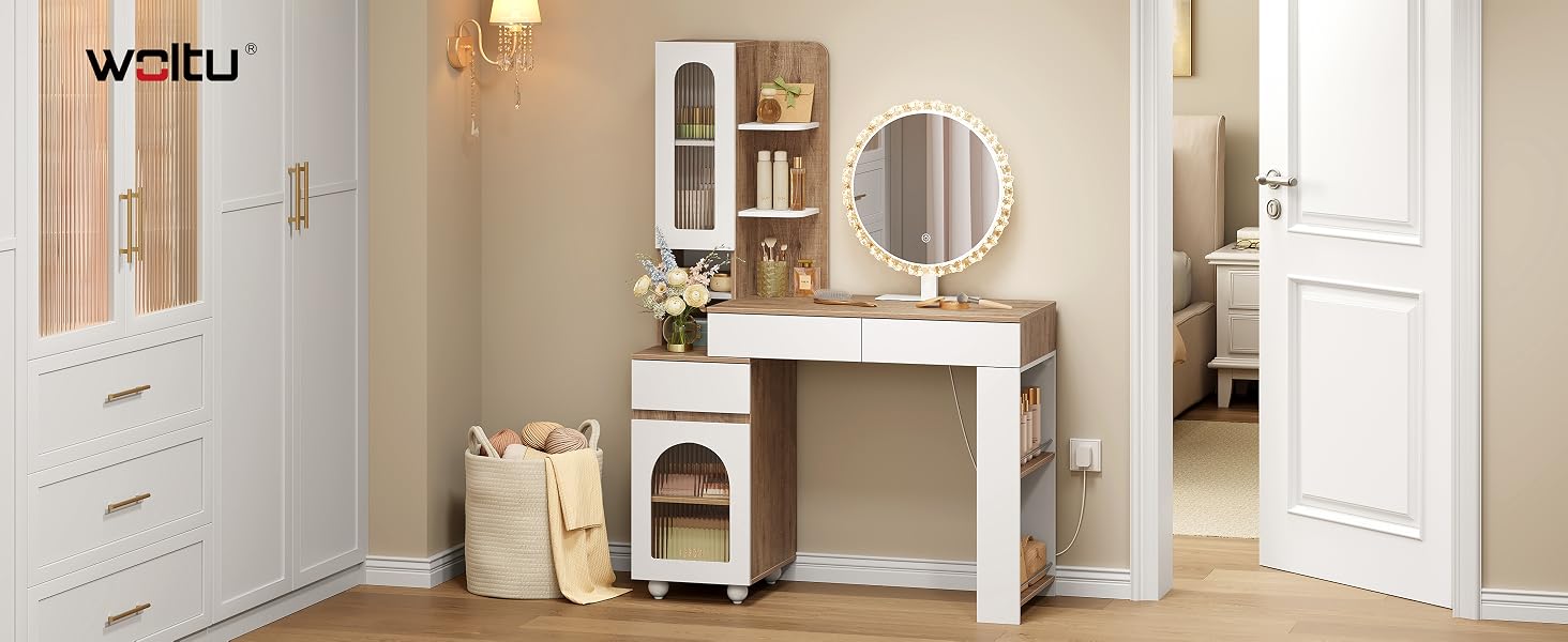 Il testo riporta «WHLU» in alto a sinistra. Tavolo da toeletta bianco con specchio, vani portaoggetti, oggetti decorativi e armadio bianco abbinato all'interno della camera da letto.
