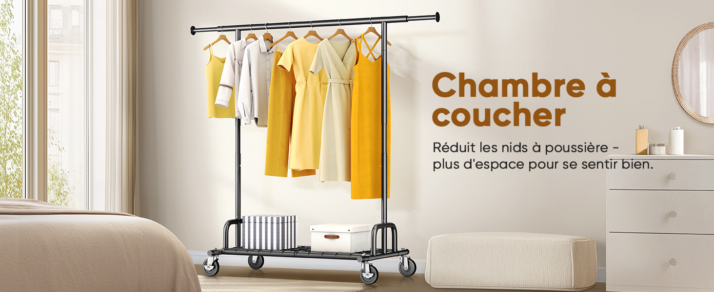 Le texte indique « Chambre à coucher ». Scène intérieure de chambre à coucher montrant des meubles beiges et des objets muraux dans une pièce lumineuse et éclairée naturellement.