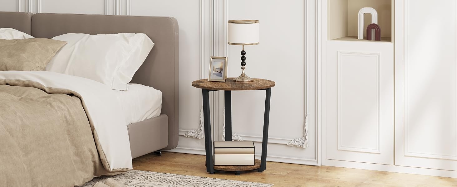 Scena della camera da letto con letto imbottito beige, biancheria da letto bianca e comodino rotondo in legno con gambe in metallo nero.