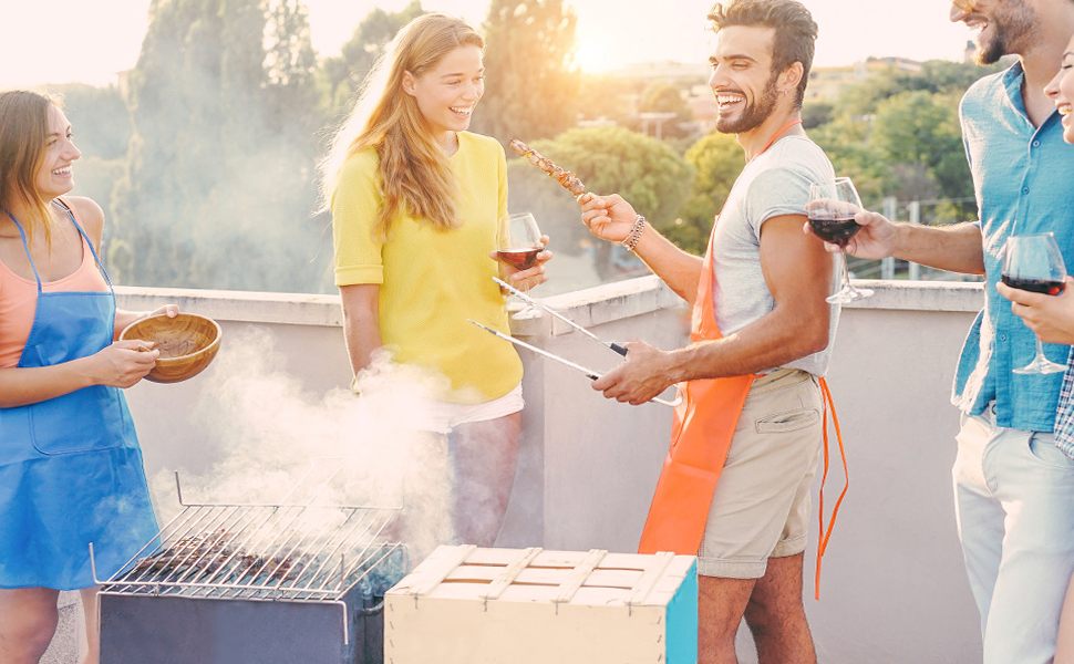 Scène de barbecue en plein air avec des amis réunis autour d'un grill fumant. Un homme en tablier s'occupe de la nourriture tandis que d'autres tiennent des verres à vin et socialisent