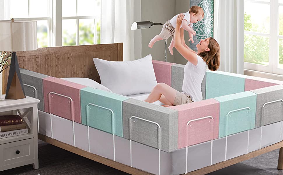 une mère et son bébé jouent dans un lit