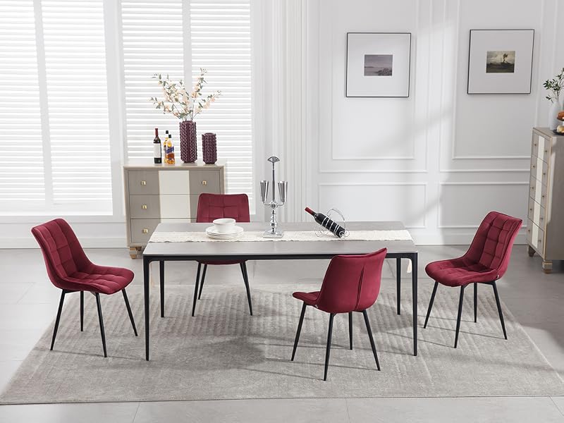 con mesa con encimera de mármol blanco y cuatro sillas de terciopelo burdeos, colocado en una habitación luminosa con paredes blancas