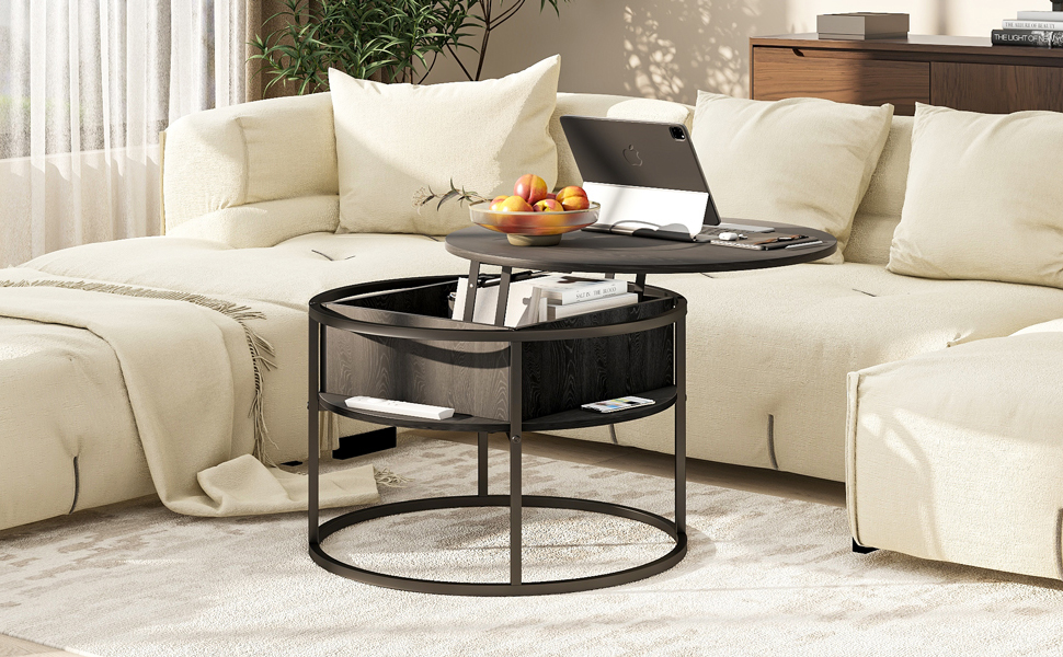 Modernes Wohnzimmer mit einem beigen L-förmigen Ecksofa und einer schwarzen, runden, verschachtelten Couchtischgarnitur. Das Zimmer verfügt über einen Laptop und dekorative Elemente