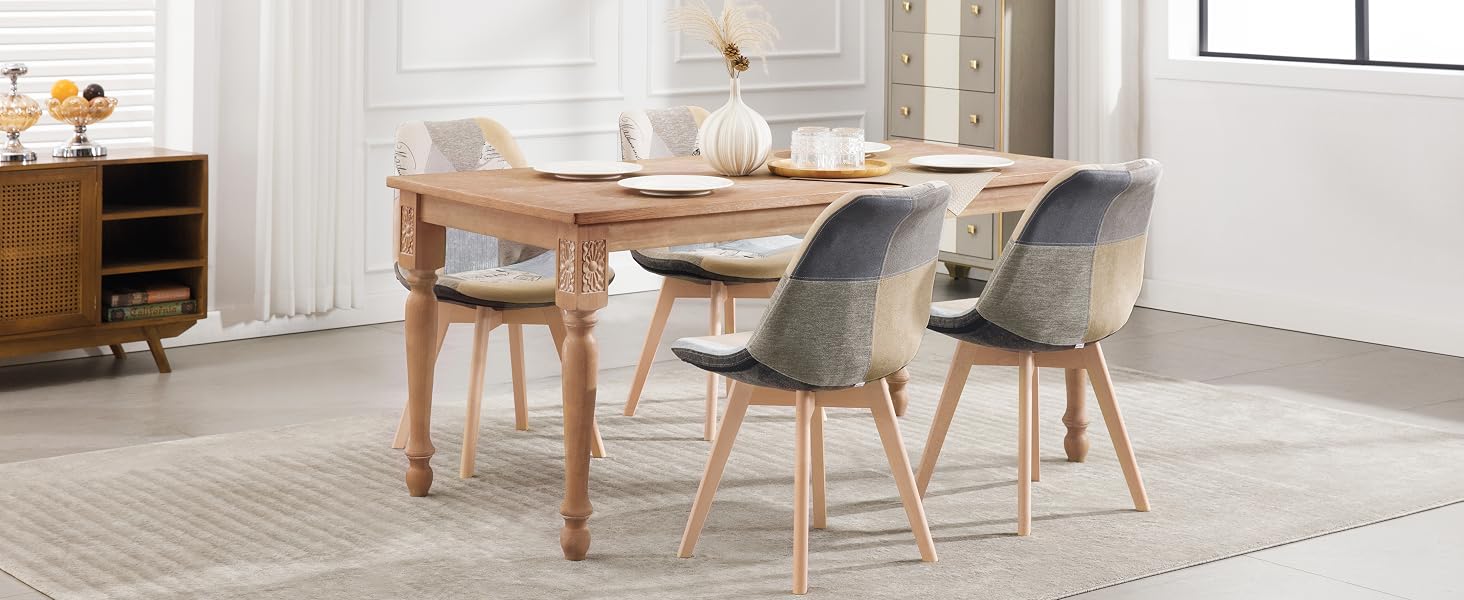 Set da pranzo con tavolo in legno e quattro sedie imbottite grigie. Design leggero e moderno in un ambiente interno luminoso