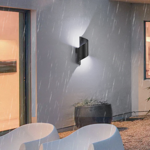 qui s'illumine en cas de forte pluie, montée sur un mur gris à côté de meubles de patio, démontrant sa résistance aux intempéries