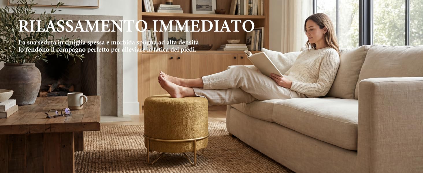 Il testo recita «RILASSAMENTO IMMEDIATO». Interno del soggiorno con divano componibile beige con cuscini, che mostra una comoda disposizione dei posti a sedere.