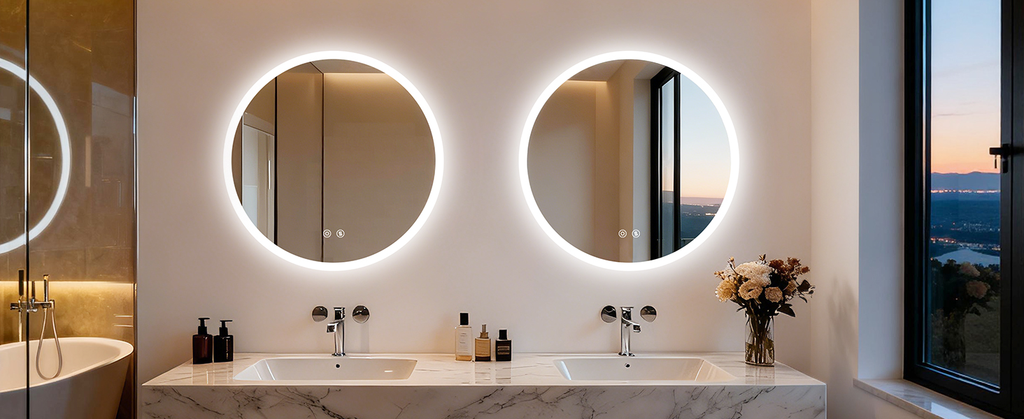 Mobile da bagno moderno con doppio lavabo e grandi specchi circolari retroilluminati a LED. Piano di lavoro bianco con rubinetti montati e articoli per la cura personale disposti ordinatamente.