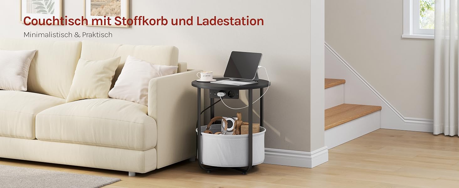 Der Text lautet „CouchTisch mit Staurkork und Ladestation“. Cremefarbenes modernes Sofa mit Beistelltisch mit Ablagekorb und Ladestation auf Holzboden in der Nähe des Fensters.