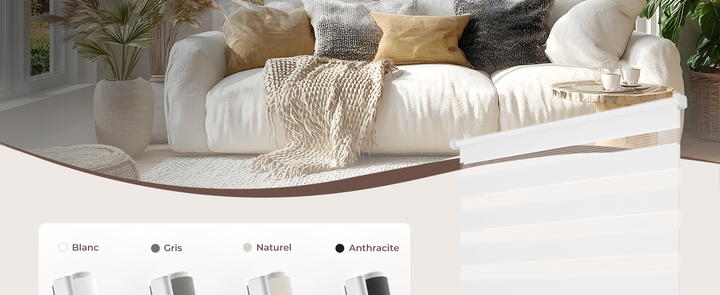 Canapé sectionnel blanc dans le salon avec couverture en tricot crème et coussins décoratifs. Plantes et éléments de décoration naturels visibles en arrière-plan.