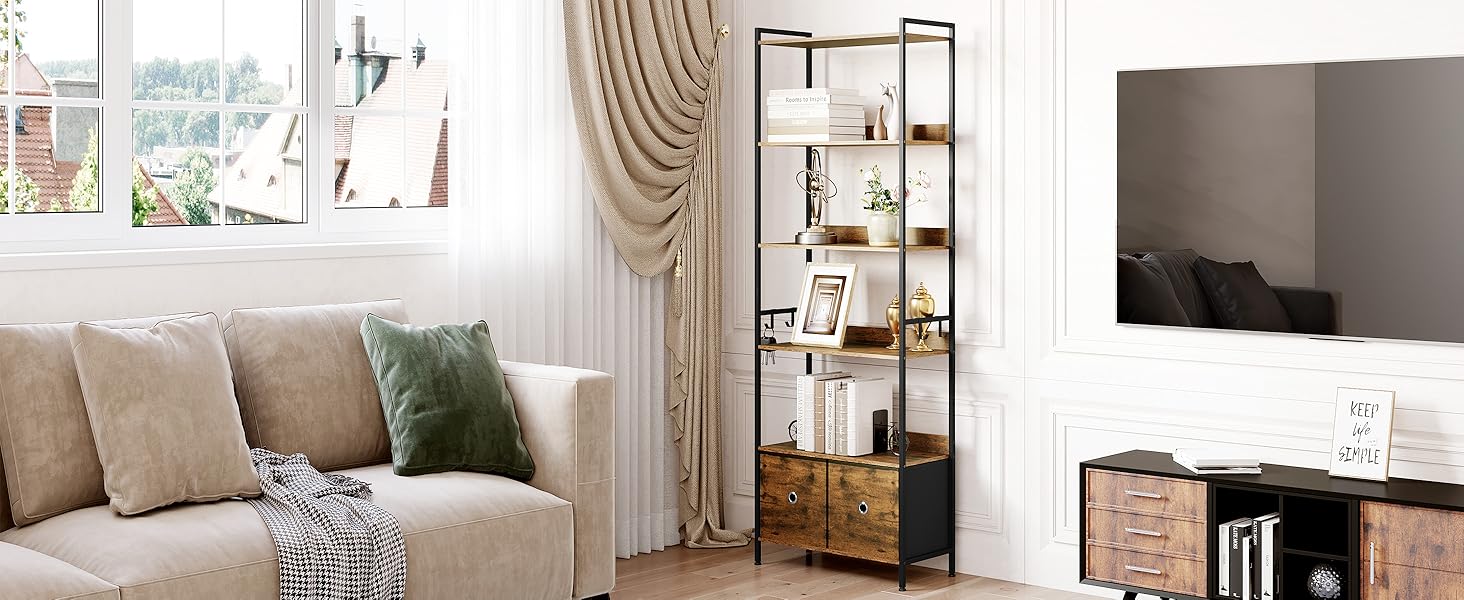 Soggiorno moderno con divano beige, cuscino con accento verde e scaffale alto in stile industriale con più