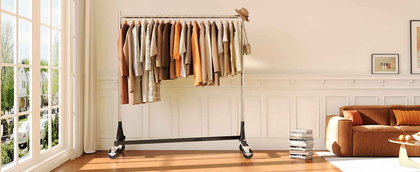 une étagère à vêtements sur une étagère